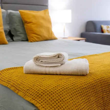 A Window To - Premium By The River Apartament